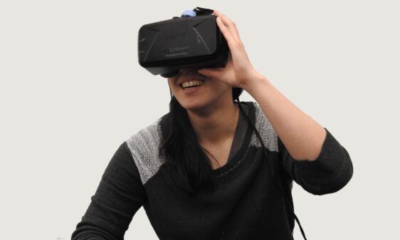 glad kvinde der prøver virtual reality