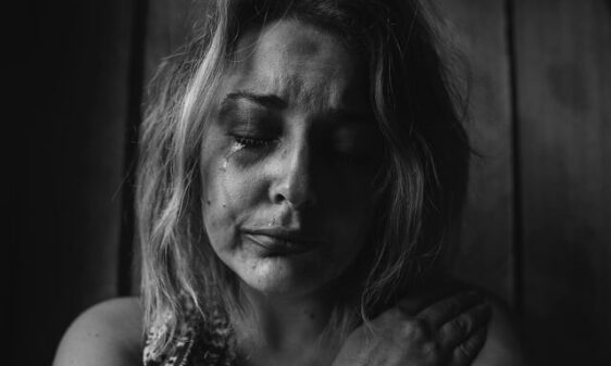 trist kvinde der har smerter og fibromyalgi