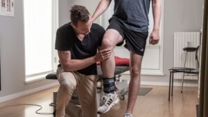 fysioterapeut der behandler knæet hos mand i København på Østerbro