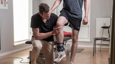 mand med ondt i knæet der træner med en fysioterapeut på Østerbro i København