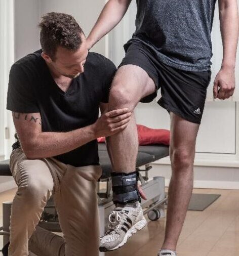 person med ondt i knæet der får fysioterapi i København på Østerbro
