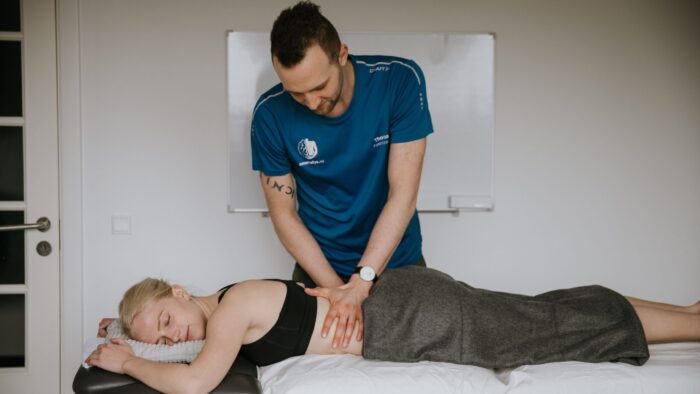 Fysioterapeut der giver dame massage på Østerbro i København