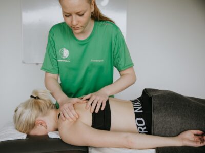 Fysioterapeut der giver massage på Østerbro i København