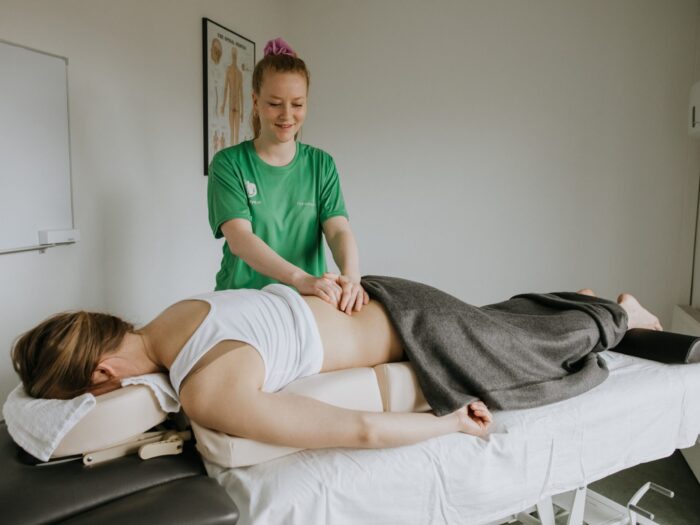 Fysioterapeut fra Smertefys der giver fysioterapi og massage på klinikken på Østerbro