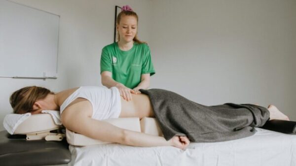 Caroline Andreasen hos Smertefys der giver gravidmassage til gravid kvinde på Østerbro i København