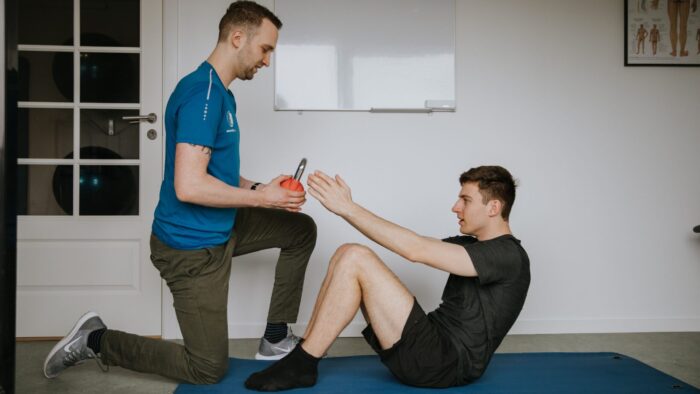 Fysioterapeut fra Smertefys i København der træner med en person med hold i nakken