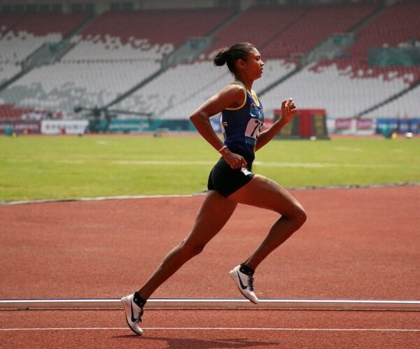 kvindelig løber der dyrker sin sport