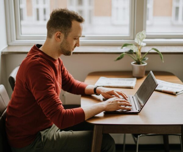 person der sidder på kontor og arbejder og som er disponeret for en tennisalbue