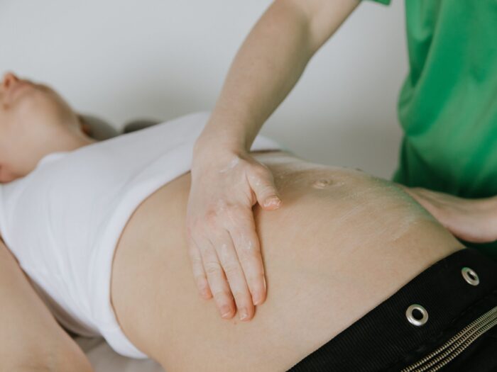 Physiotherapist-from-Smertefys-giving-pregnancy-massage-to-a-pregnant-woman-scaled-e1648271227956