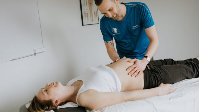 Physiotherapist-giving-pregnancy-massage-to-a-pregnant-women-at-Smertefys-in-Copenhagen