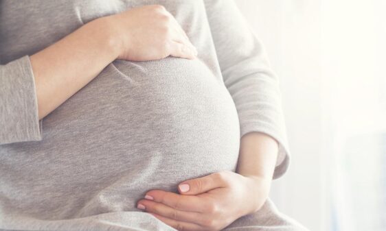 gravid kvinde der holder sin mave