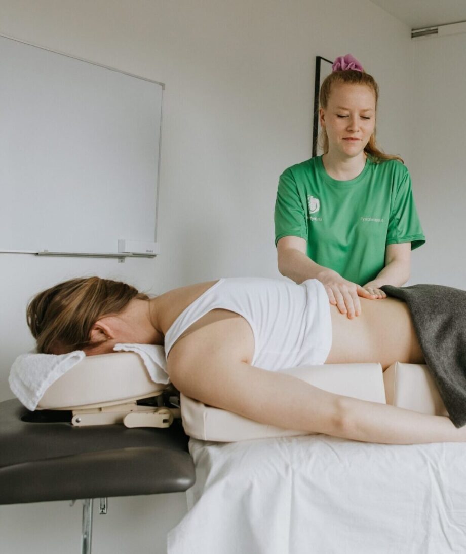 Gravid kvinde der får gravidmassage hos Smertefys på Østerbro