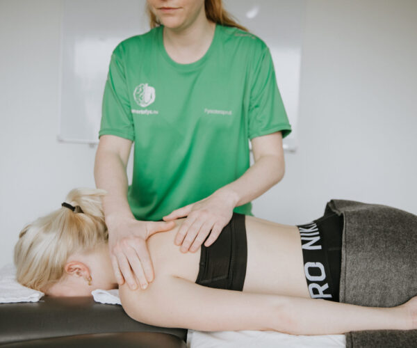 Physiotherapist at Smertefys giving massage