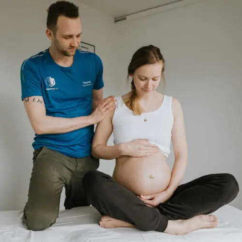 fysioterapeut Thomas der arbejder med gravid dame i Køge