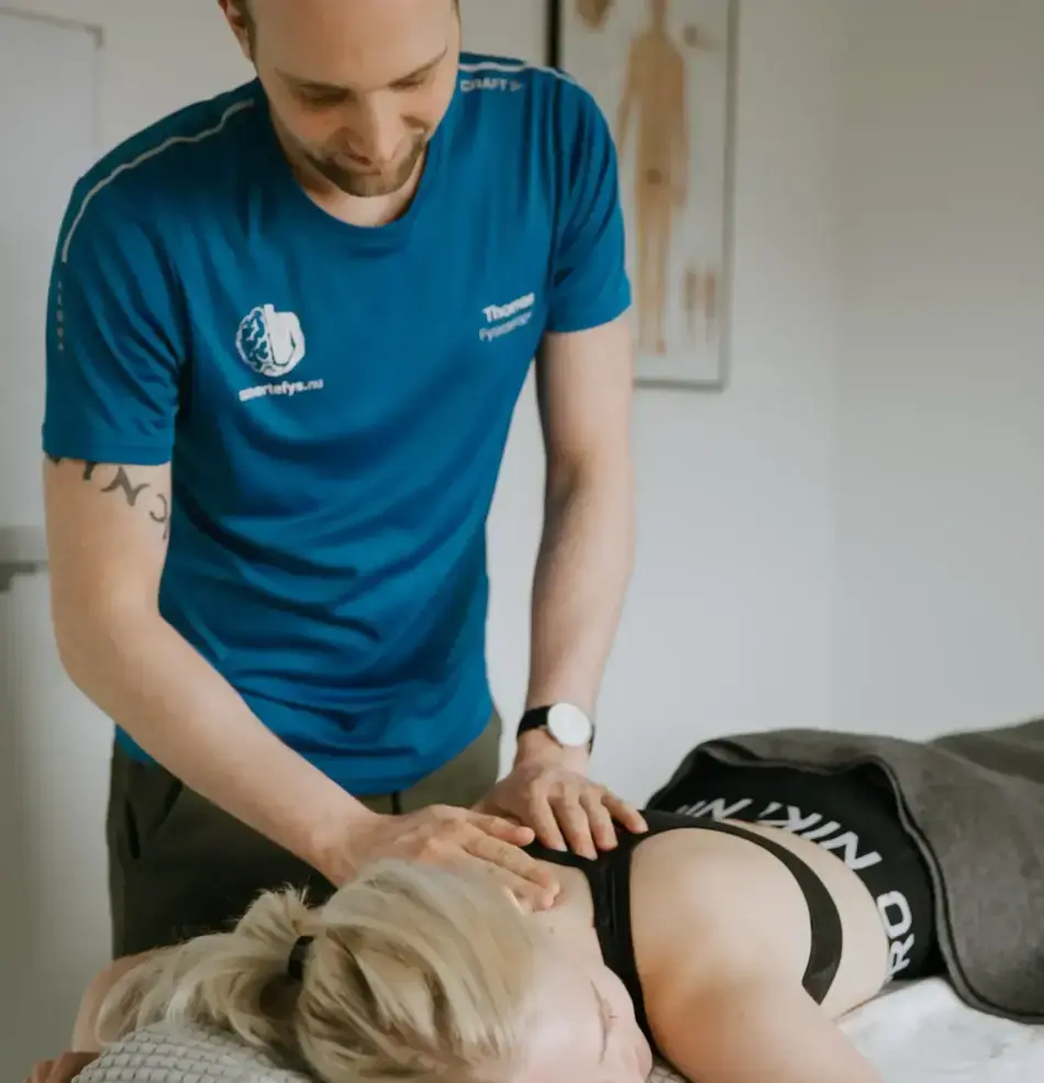 Fysioterapeut-fra-Smertefys-på-Østerbro-der-giver-massage-i-København-til-kvinde