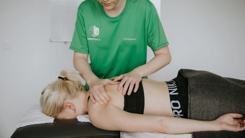 Fysioterapeut-der-giver-massage-paa-Nørrebro-i-Koebenhavn