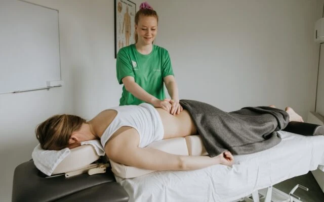 Fysioterapeut-fra-Smertefys-der-giver-gravidmassage-i-Køge-til-gravid-dame-med-baekkenloesning Fysioterapeut-fra-Smertefys-der-giver-gravidmassage-i-Køge-til-gravid-dame-med-baekkenloesning