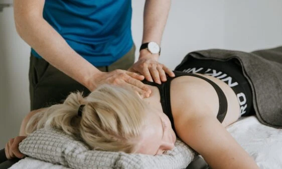 Fysioterapeut-fra-Smertefys-paa-Noerrerbro-der-giver-massage-i-Køge Fysioterapeut-fra-Smertefys-paa-Noerrerbro-der-giver-massage-i-Køge