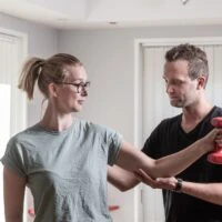 person-der-traener-med-en-fysioterapeut-i-Køge person-der-traener-med-en-fysioterapeut-i-Køge