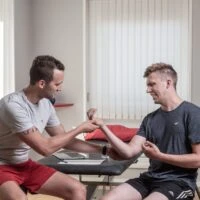 person-med-smerter-hos-fysioterapeut person-med-smerter-hos-fysioterapeut