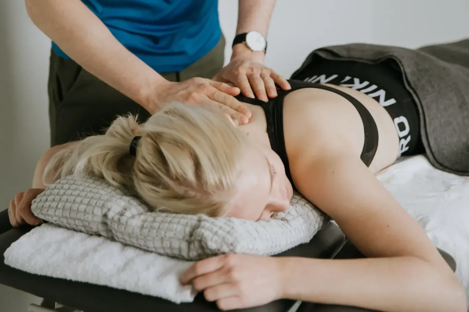 Fysioterapeut-fra-Smertefys-der-giver-massage-til-kvinde Fysioterapeut-fra-Smertefys-der-giver-massage-til-kvinde
