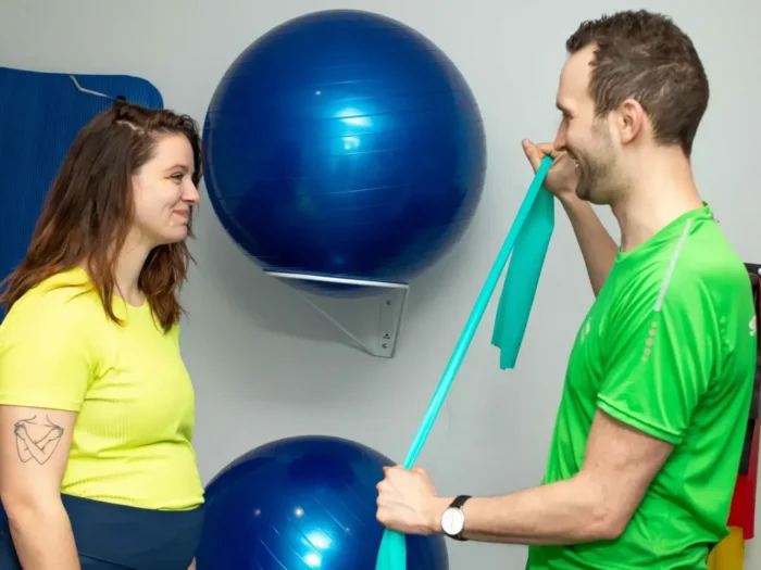 Dame-med-henvisning-til-fysioterapeut-scaled-e1750017535109